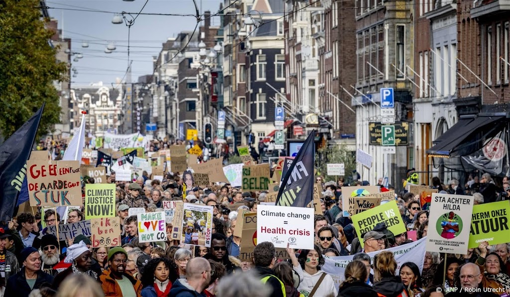 Zeker tienduizenden lopen klimaatmars door Amsterdam 