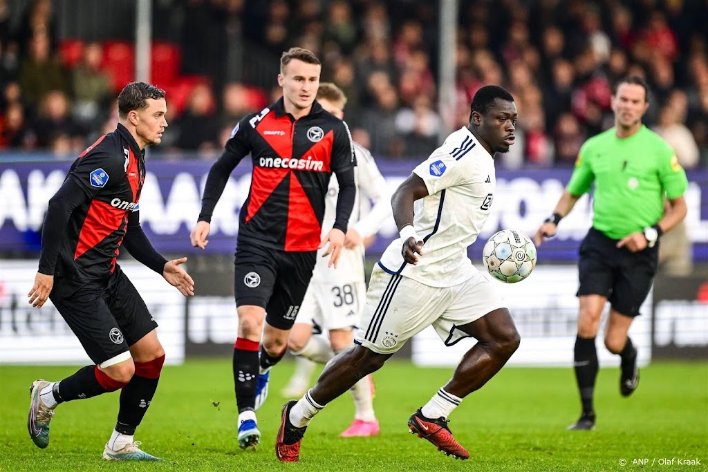 Ajax geeft overwinning in Almere in slotminuten uit handen