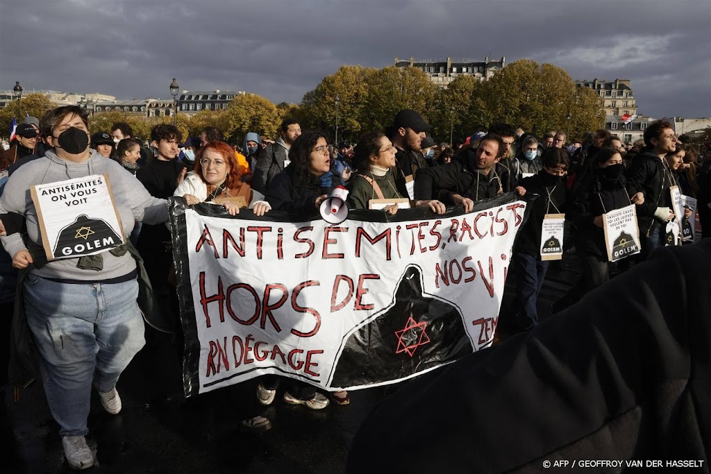 Tienduizenden houden mars tegen antisemitisme in Parijs