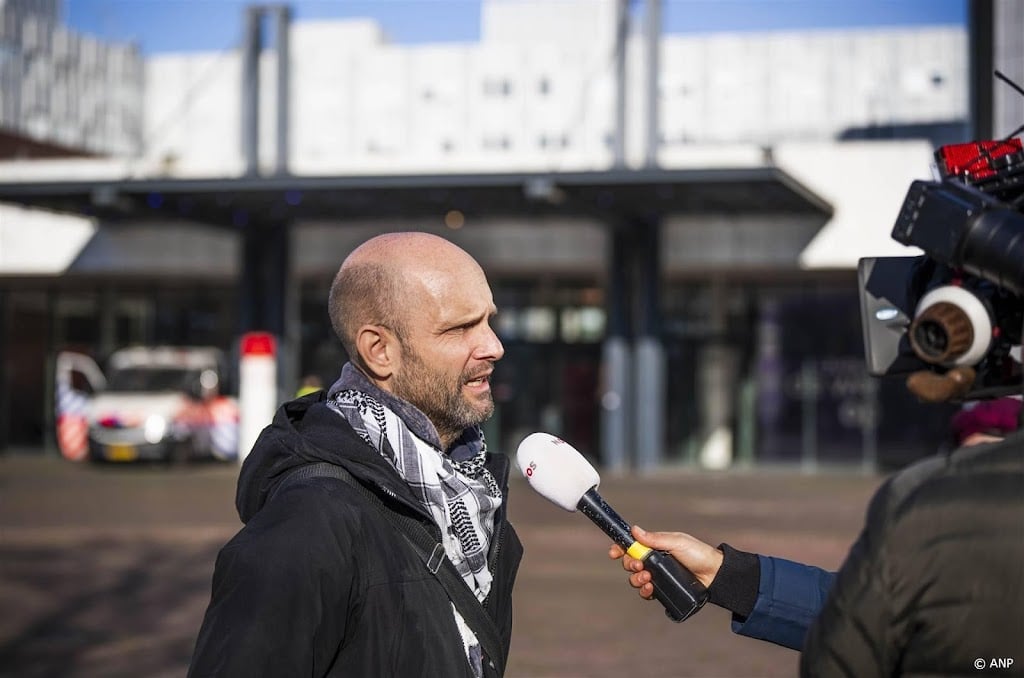 Activist Van der Linde gearriveerd bij Stopera in Amsterdam