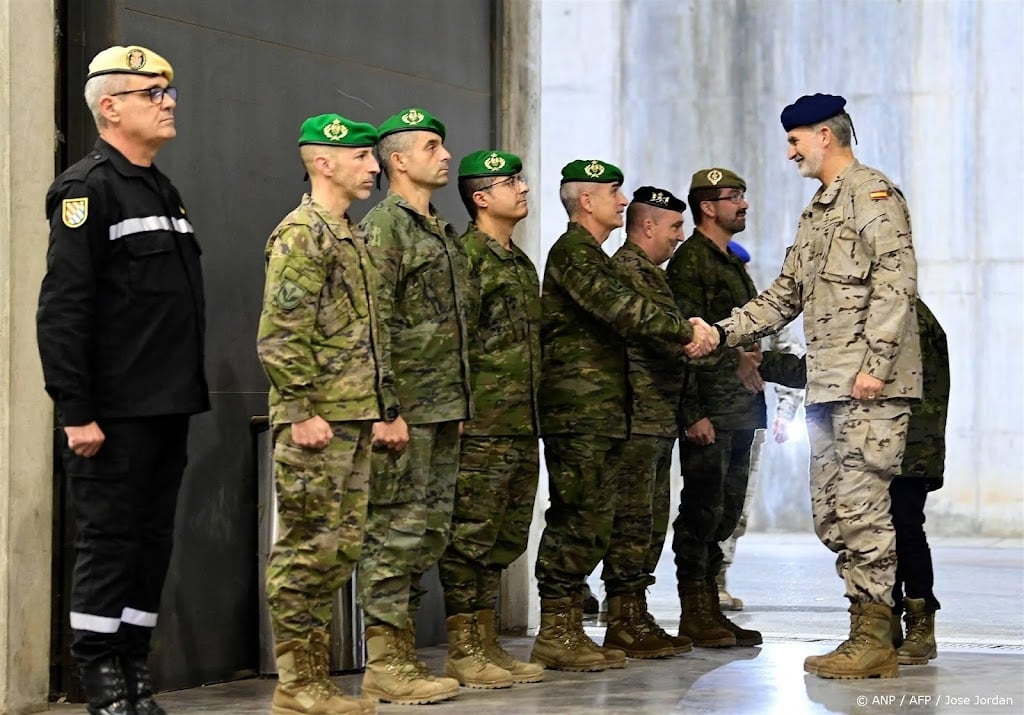 Spaanse koning prijst militairen in rampgebied Valencia