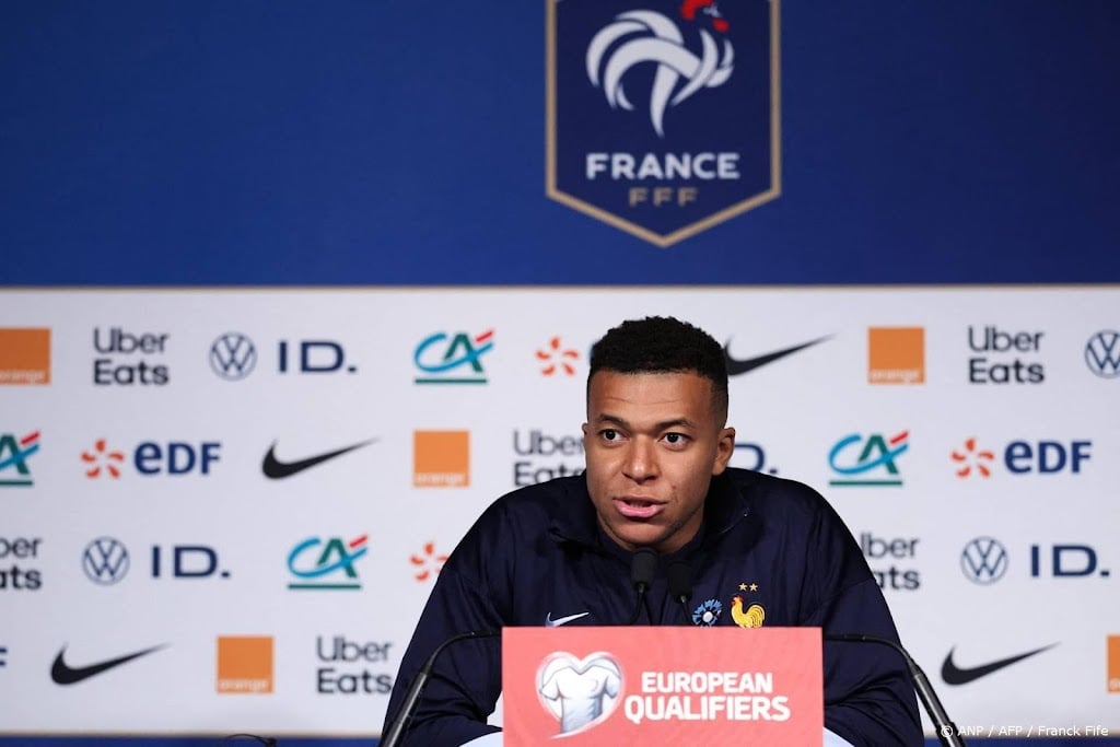 Les Bleus herdenken aanslagen Parijs bij WK-kwalificatieduel