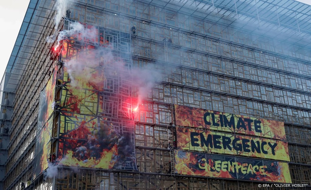 Spandoeken Greenpeace op gebouw Europese Raad
