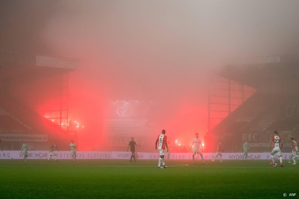 FC Emmen - ADO Den Haag stilgelegd wegens dichte mist en vuurwerk