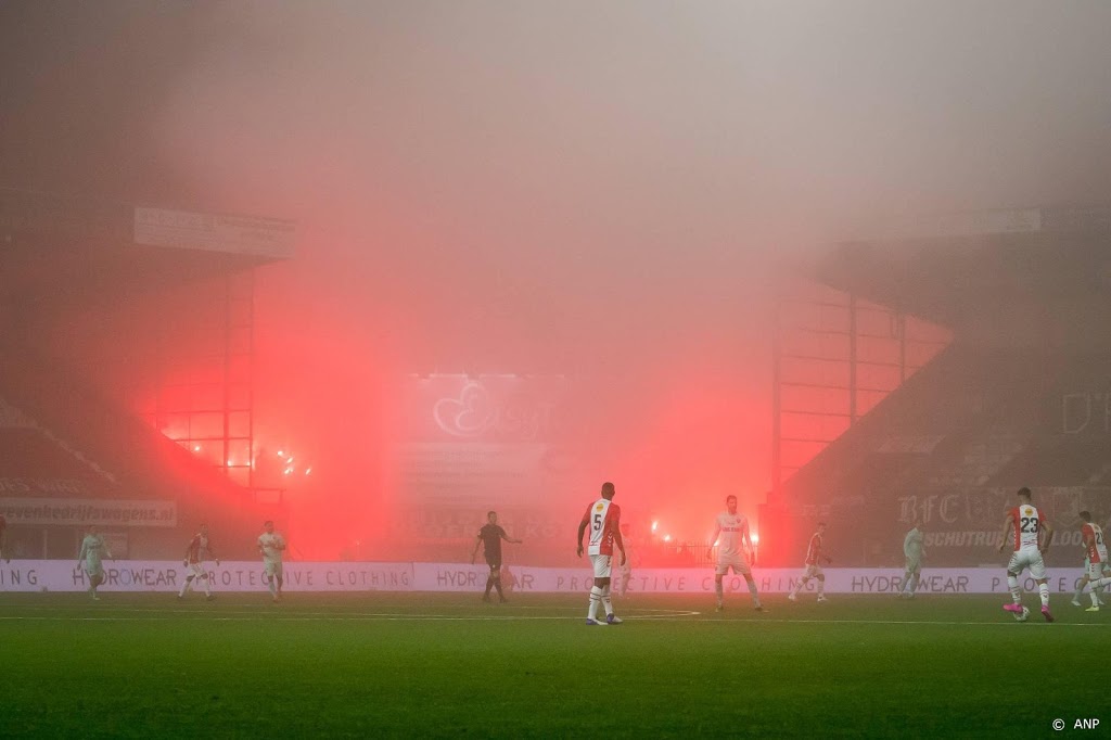 FC Emmen - ADO Den Haag stilgelegd wegens dichte mist en vuurwerk