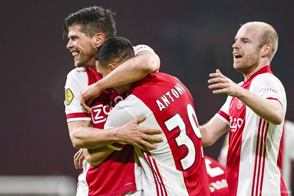 Antony leidt Ajax al voor rust naar simpele zege op PEC Zwolle 