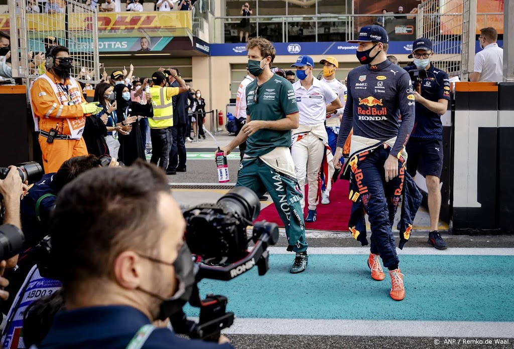 Fans in oranje juichen Verstappen al toe vanaf tribunes