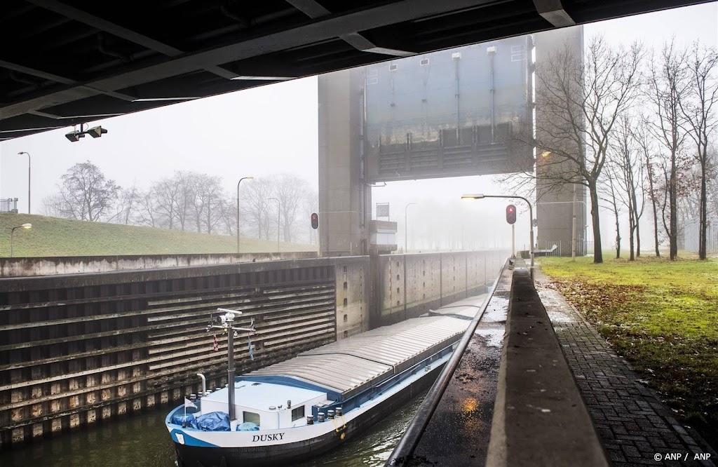 Storing bij sluis Grave, zeker 21 schepen kunnen niet verder