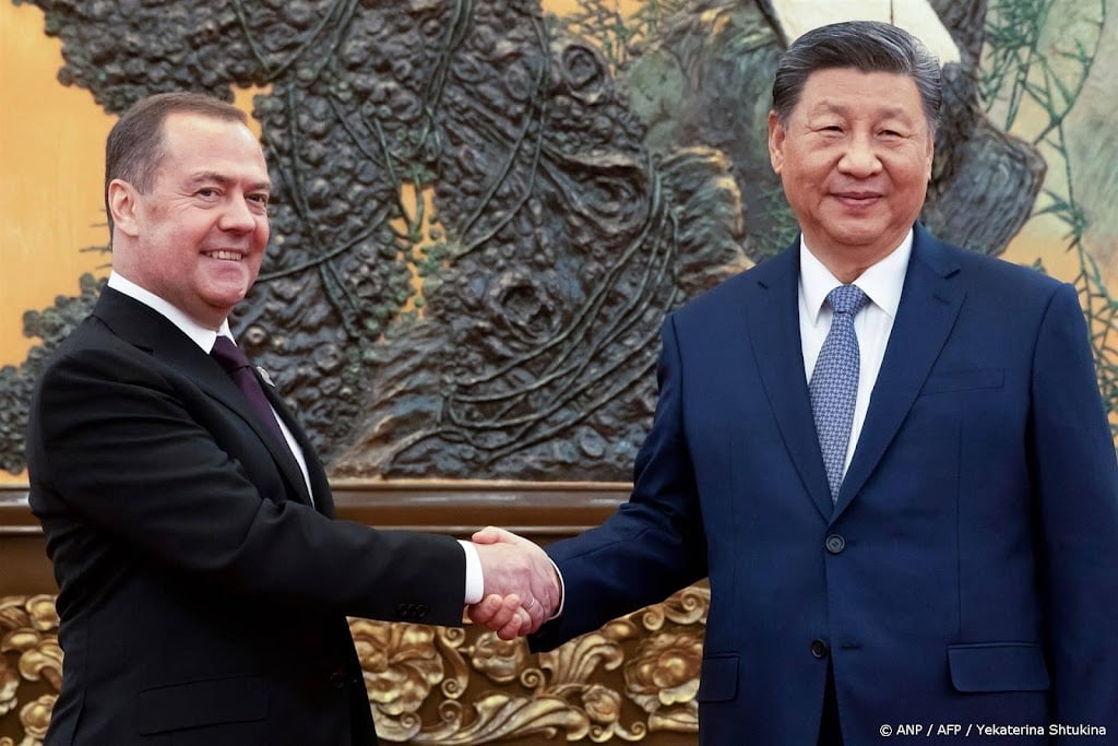 Xi praat met Medvedev over verdere samenwerking met Rusland