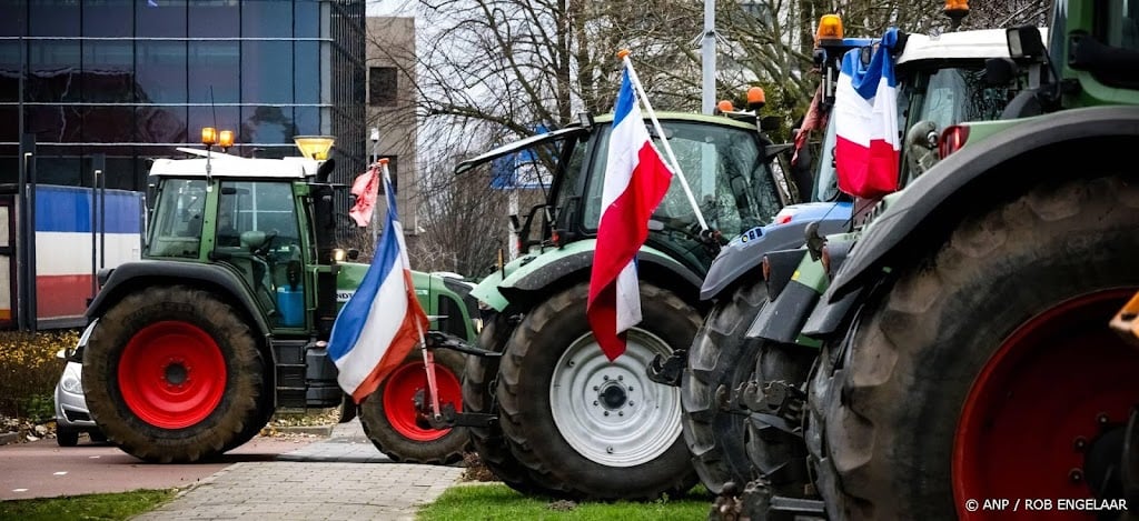 Tientallen boeren en trekkers bij provinciehuis Den Bosch