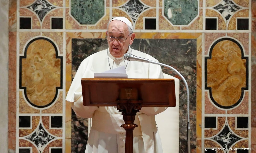 Paus reageert op uitspraken ex-paus over celibaat