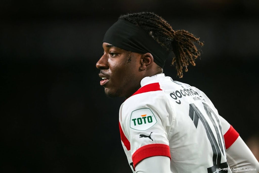 PSV-trainer Van Nistelrooij meldt interesse in aanvaller Madueke