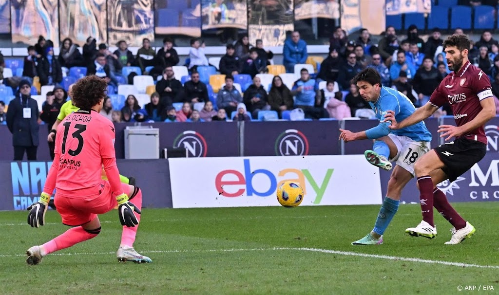 Napoli ontsnapt in blessuretijd tegen laagvlieger Salernitana 