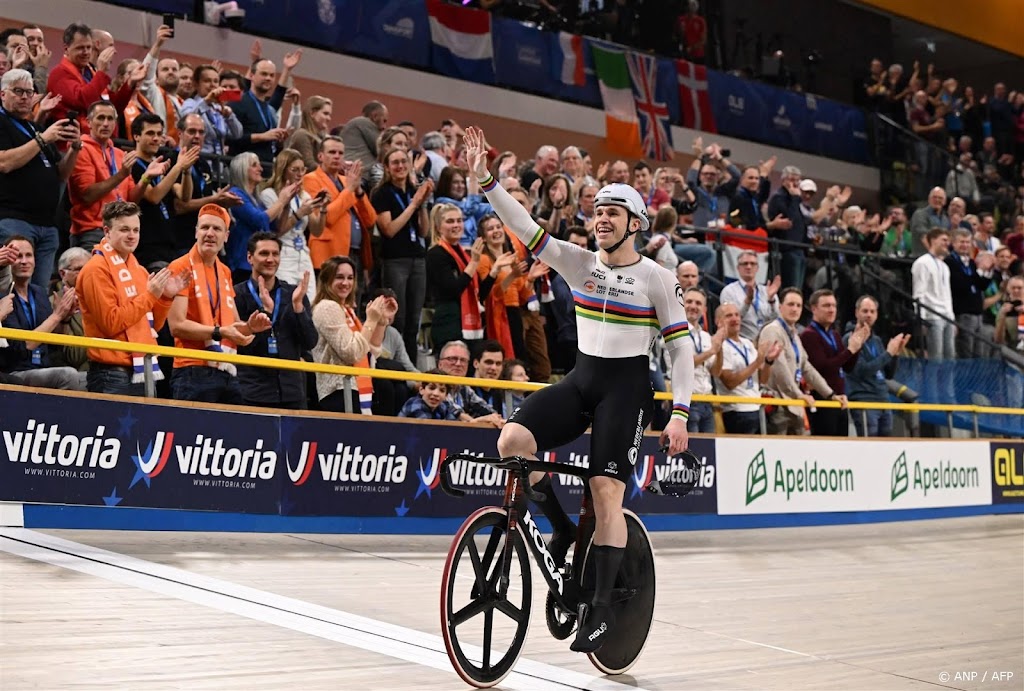 Sprintkampioen Lavreysen geniet van volle tribunes in Apeldoorn