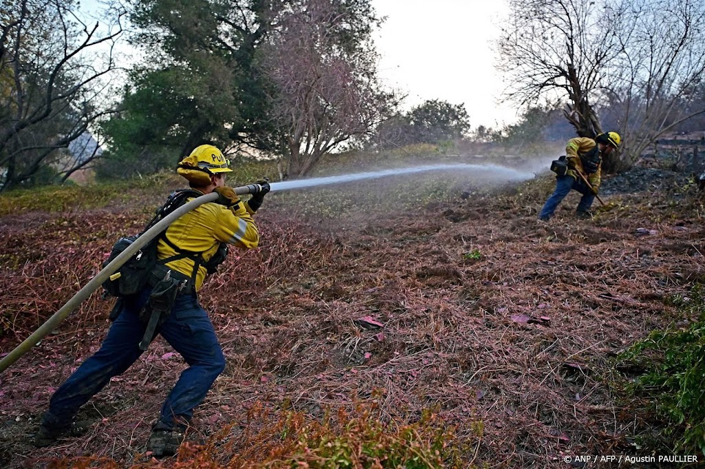 Particuliere brandweer in trek in brandend Los Angeles
