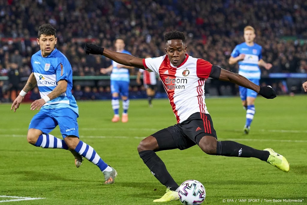Feyenoord met rouwbanden voor overleden De Leeuw