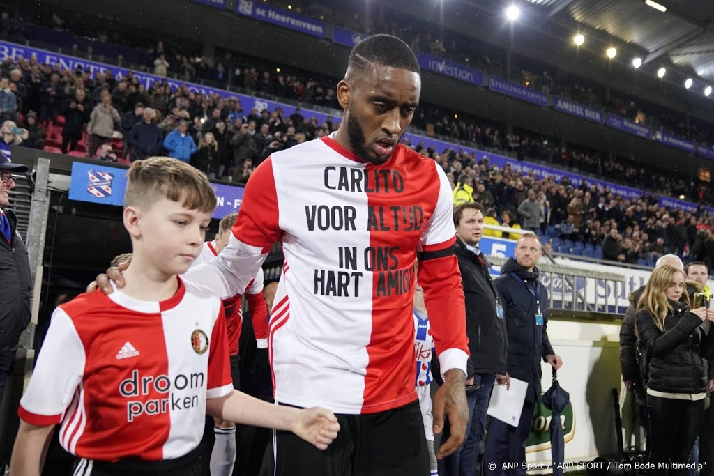 Spelers Feyenoord herdenken De Leeuw met speciale shirts