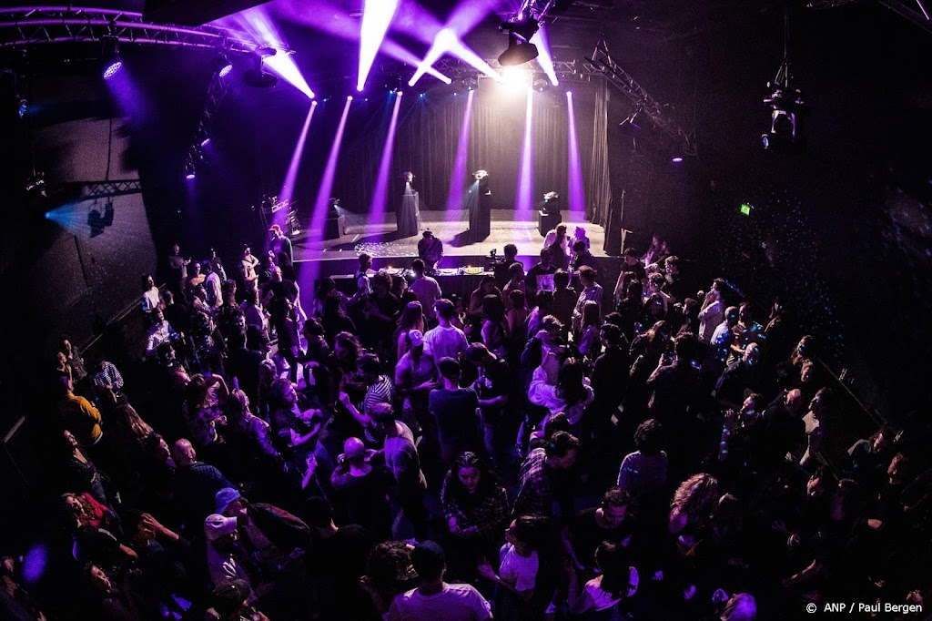 Boetes en waarschuwingen voor nachtclubs die deuren openden
