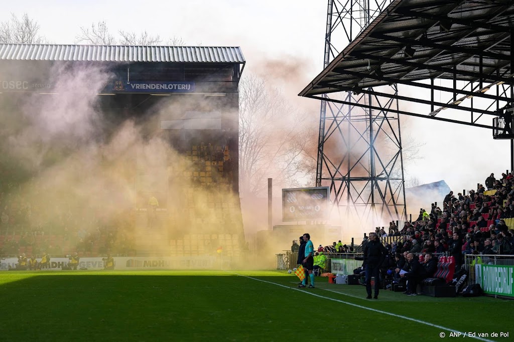 Wedstrijd Go Ahead Eagles - AZ ligt even stil vanwege vuurwerk