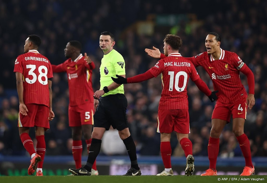 Arbiter verloor volgens aanvoerder Van Dijk controle over derby