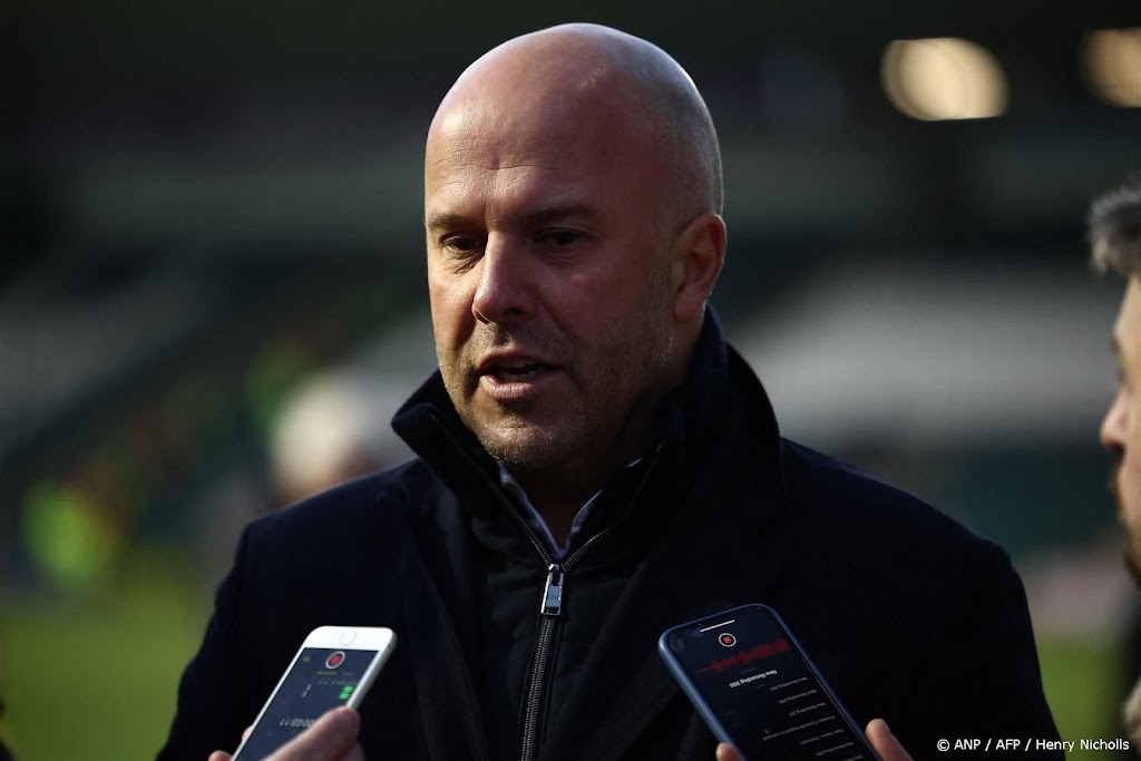 Liverpool-coach Slot twee wedstrijden geschorst na rode kaart