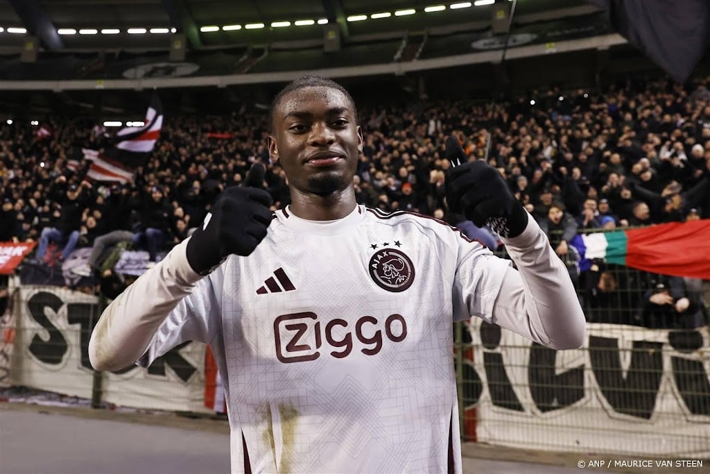 Jongste doelpuntenmaker Mokio steelt show bij Ajax in Brussel  