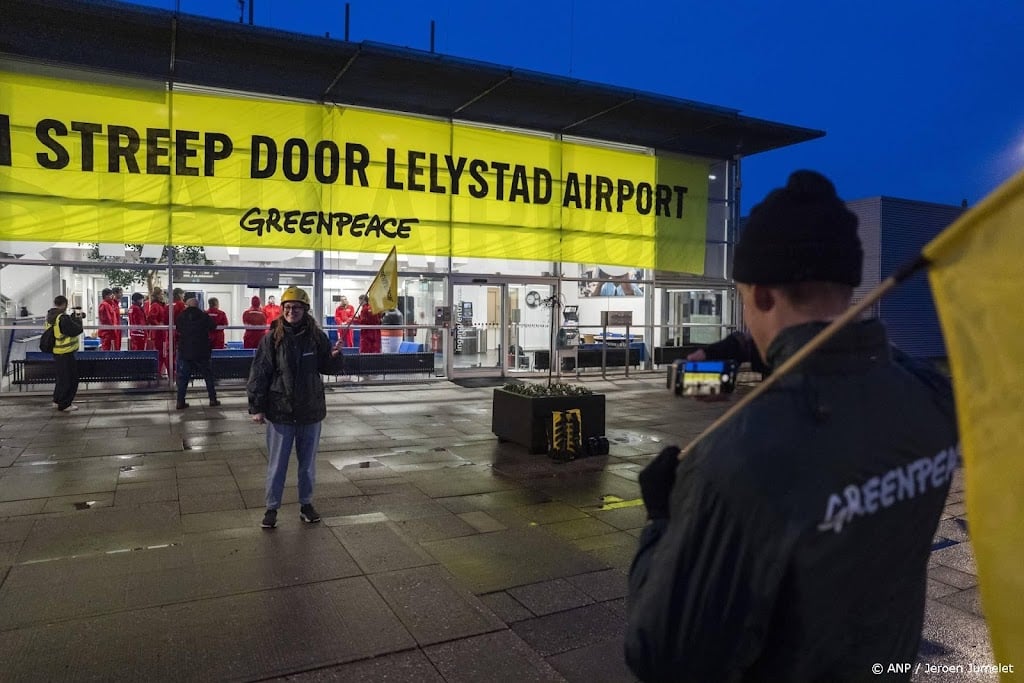 Actie Greenpeace in hoofdgebouw Lelystad Airport voorbij
