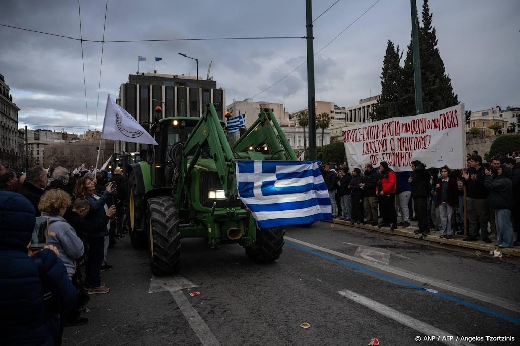 Griekse boeren protesteren met tractoren in Athene  