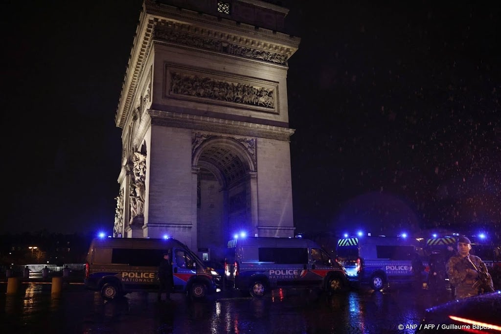 Parijse politie schiet man met mes neer bij Arc de Triomphe