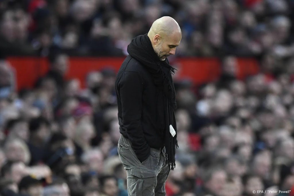 Ook Engeland gaat overstag en legt Premier League stil