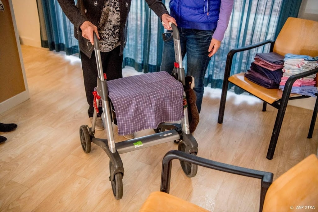 'Thuis door corona, bel je opa en oma'