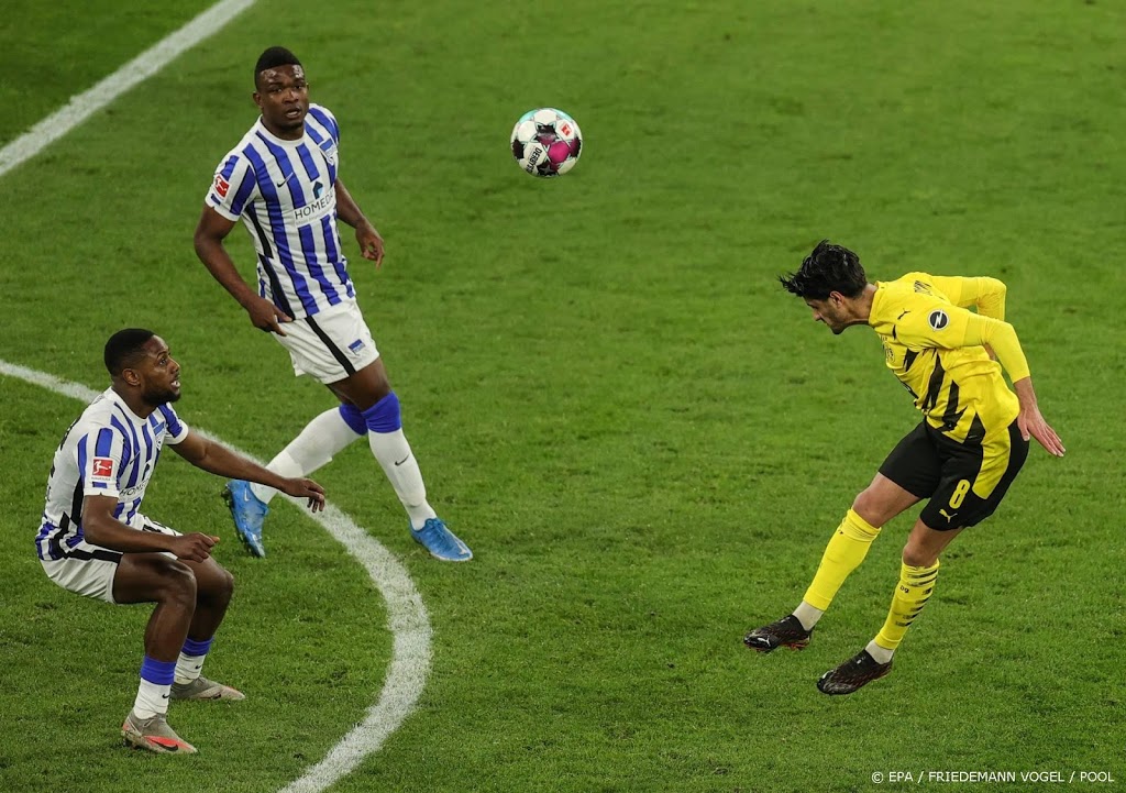 Dortmund wint en ziet 16-jarige Moukoko scoren