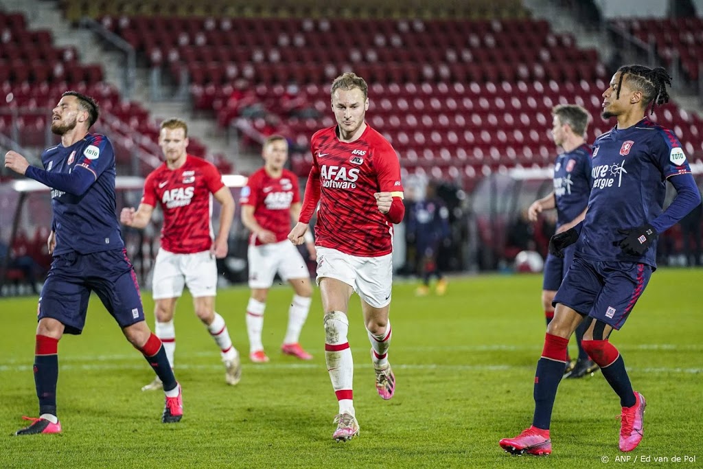 AZ verslaat FC Twente in duel met drie eigen doelpunten