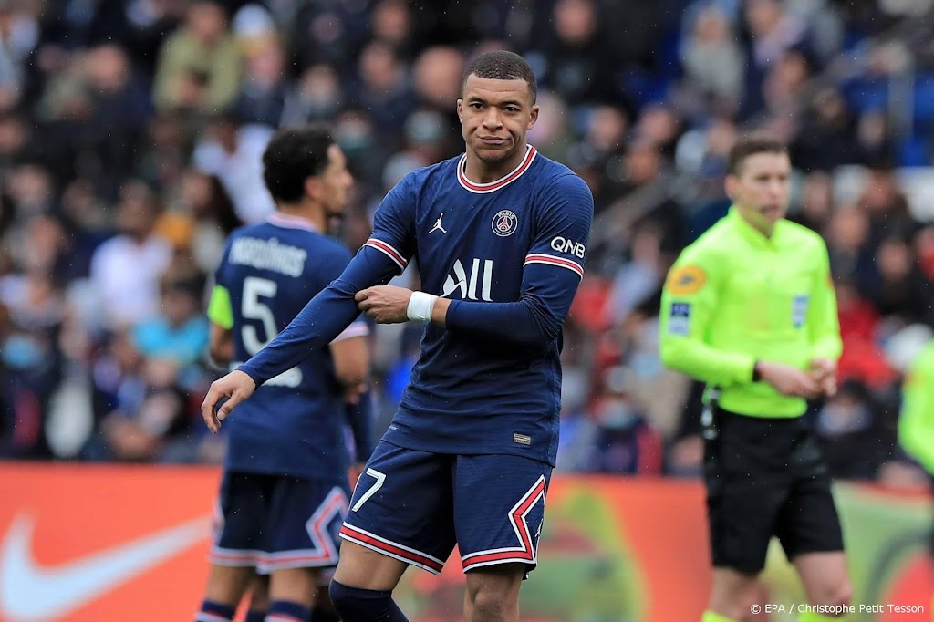 PSG-publiek fluit eigen spelers uit, alleen Mbappé toegezongen