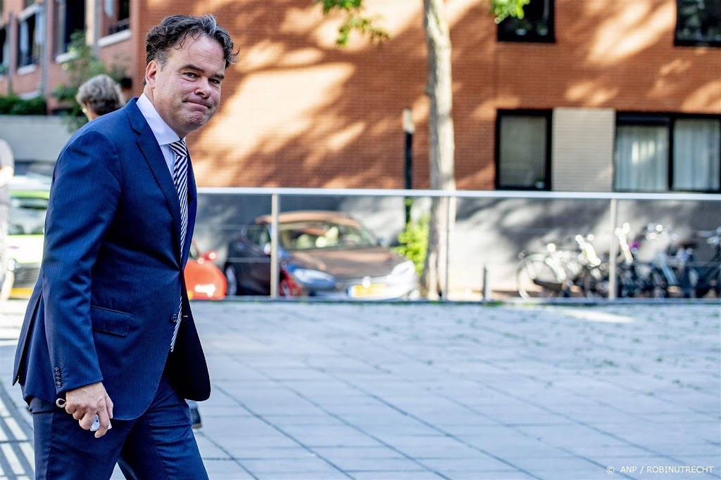 Hoofdofficier draagt beveiliging familie kroongetuige over