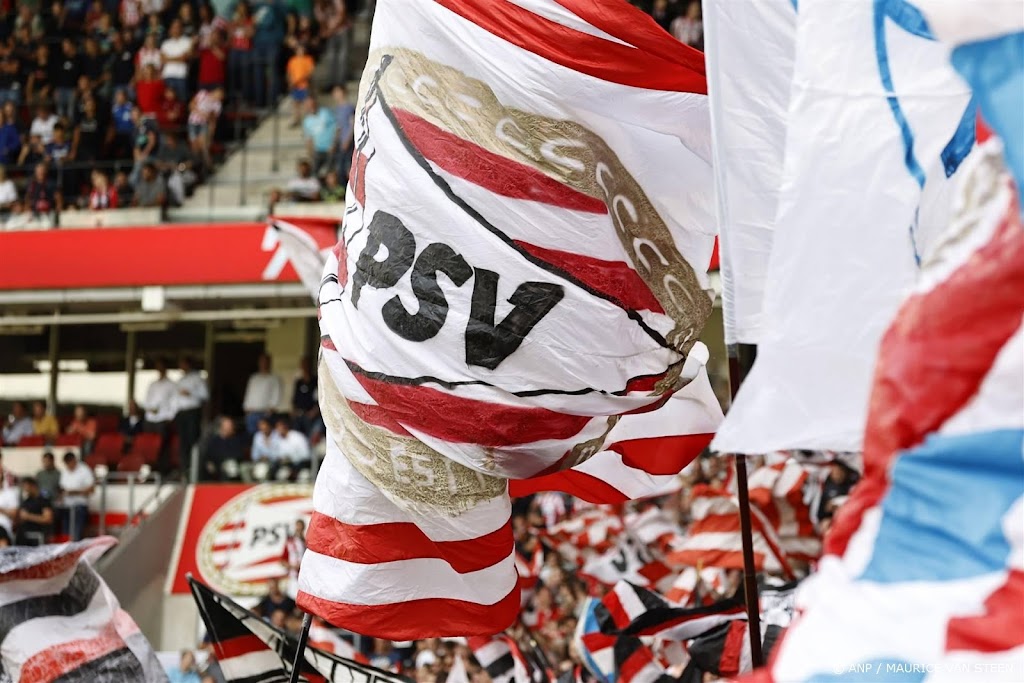 Duizenden PSV-fans vermaken zich in Dortmund met bier en muziek