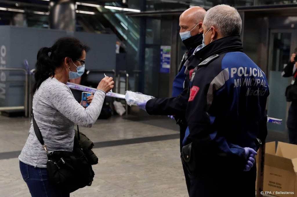 Spanje versoepelt lockdown, politie deelt mondmaskers uit