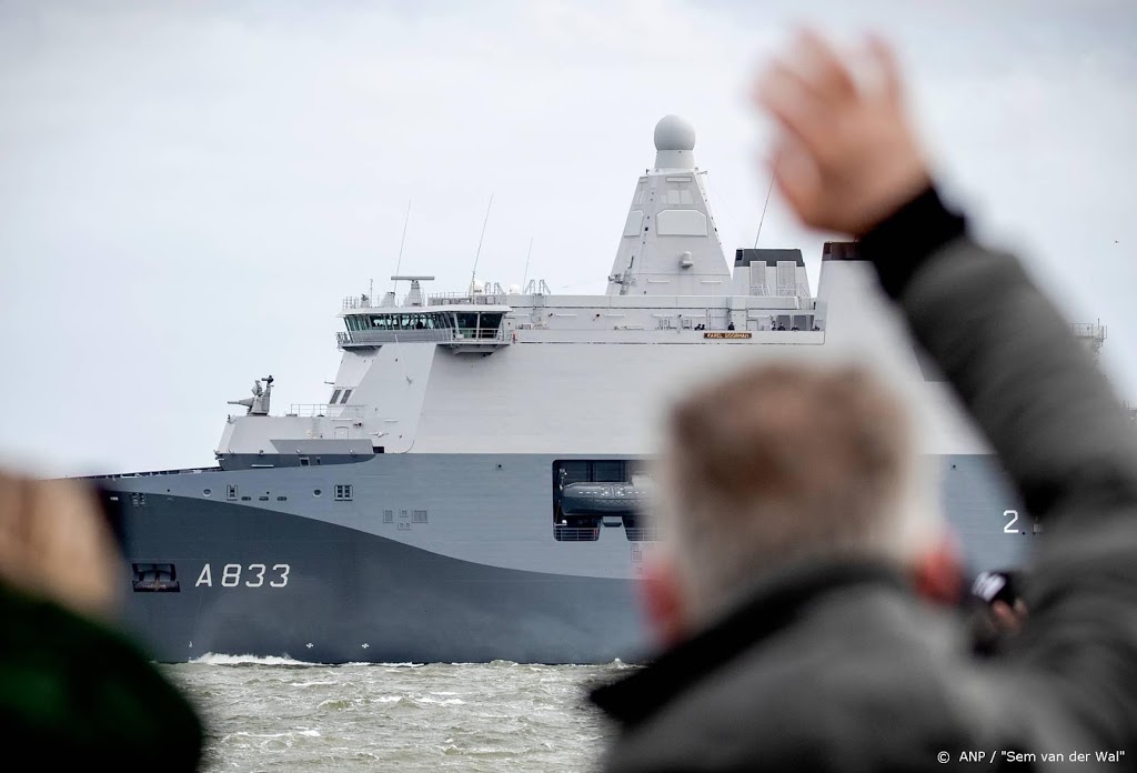 Marineschip Karel Doorman onderweg naar Cariben