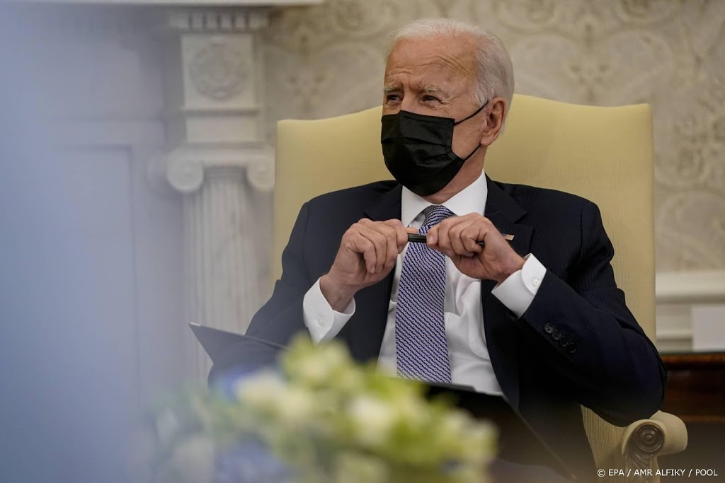 Biden bezorgd over Oekraïne, nodigt Poetin uit voor top 