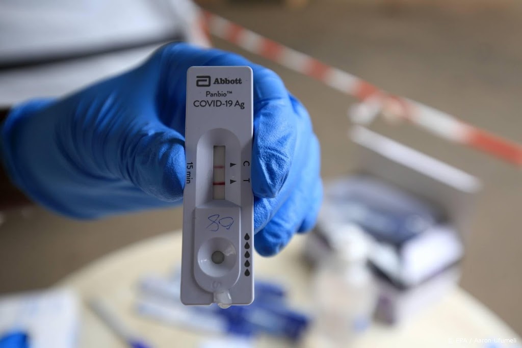 Lange daling van aantal positieve coronatests zet door