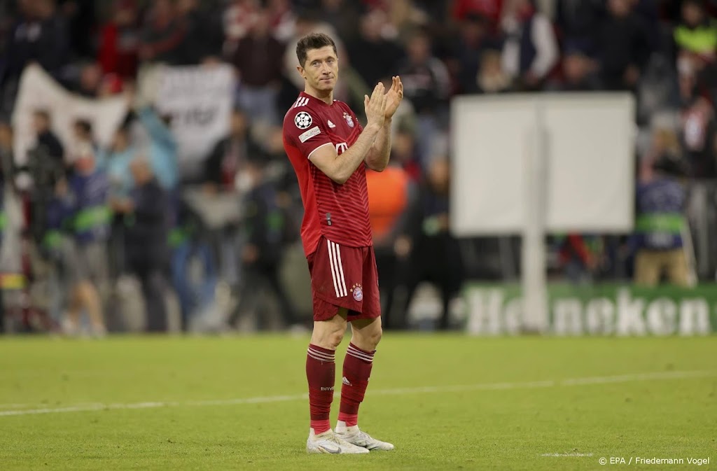 Bayern-directeur Kahn verzekert dat Lewandowski nog jaar blijft