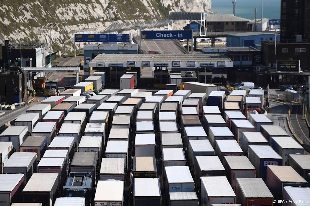 Brussel: Nederland mag truckers in Britse file tegemoetkomen
