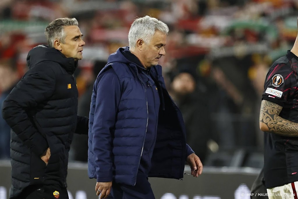Trainer Mourinho ligt niet wakker van kleine nederlaag in De Kuip