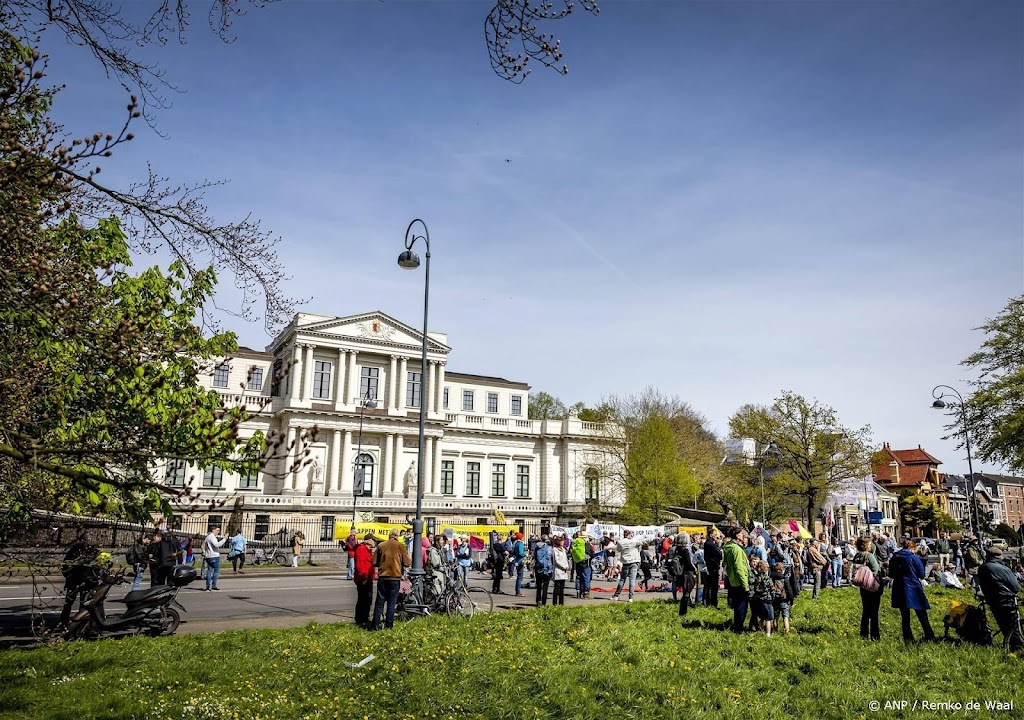 Wegblokkade klimaatactivisten bij provinciehuis Haarlem beëindigd
