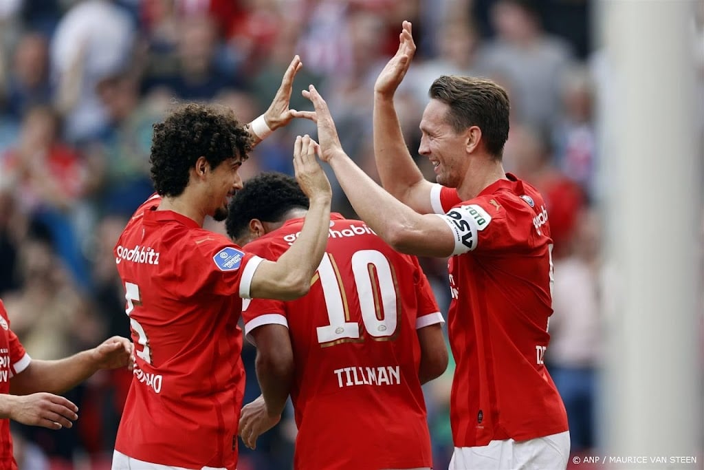 PSV telt na ruime zege op Vitesse verder af naar landstitel 
