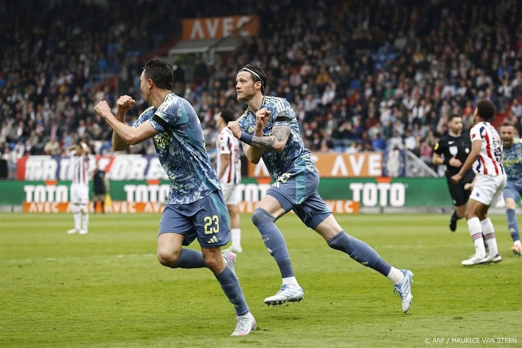Invallers brengen Ajax nog dichter bij 37e landstitel