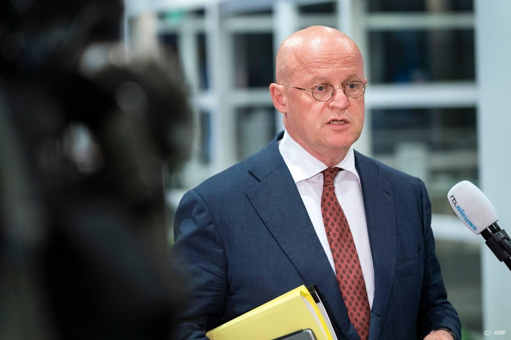 Grapperhaus: horeca-ondernemer is verantwoordelijk voor 1,5 meter