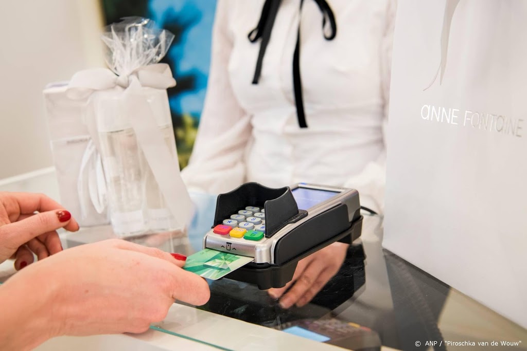 'Consument gaf in april evenveel uit, maar minder in contanten'