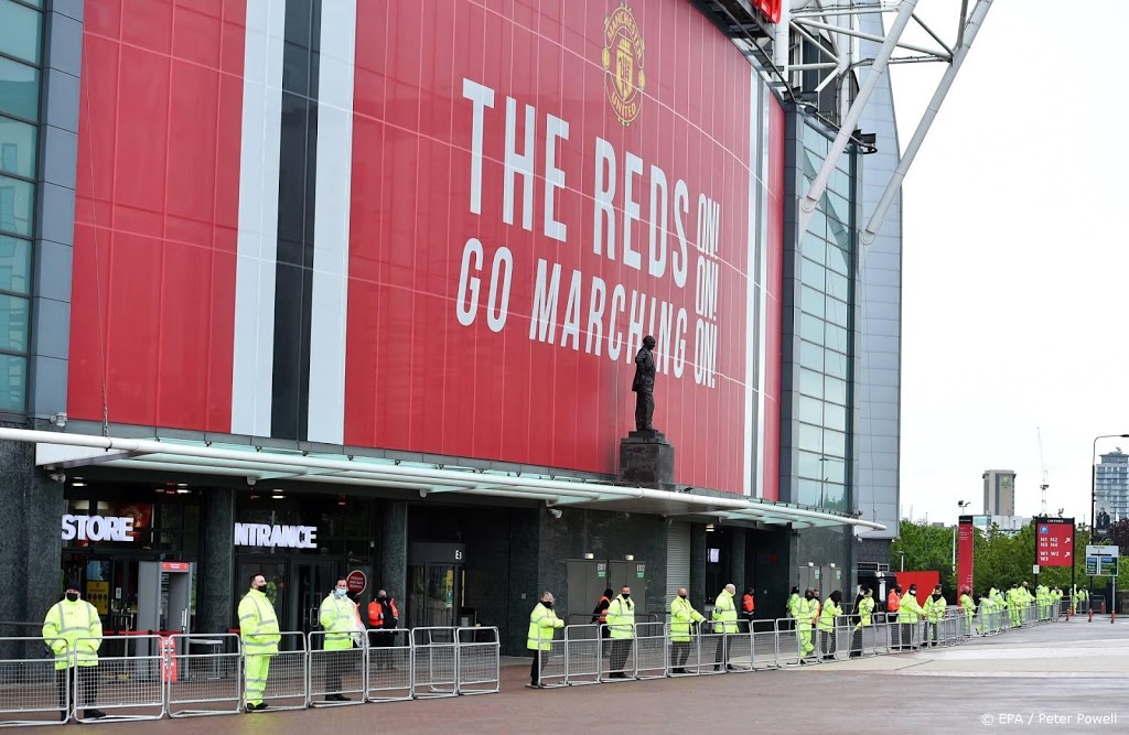 Spelersbus Liverpool opgehouden door protesten bij United-stadion