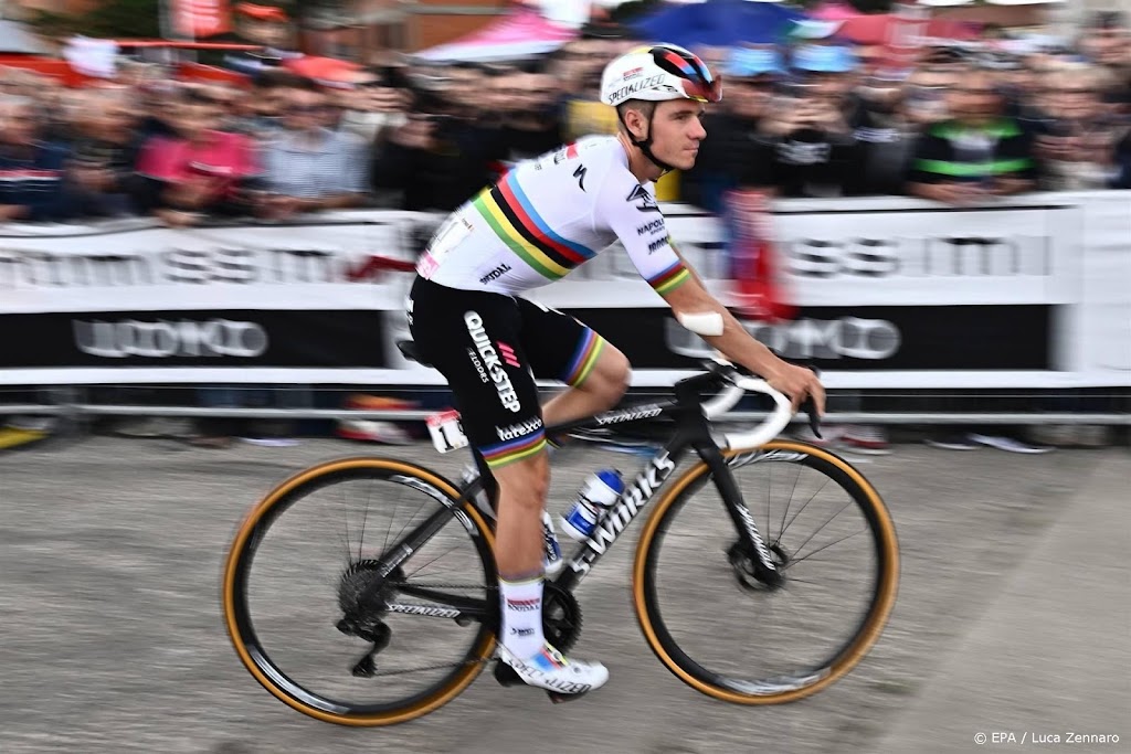 Wielerunie UCI veroordeelt helikoptervlucht Evenepoel in Giro